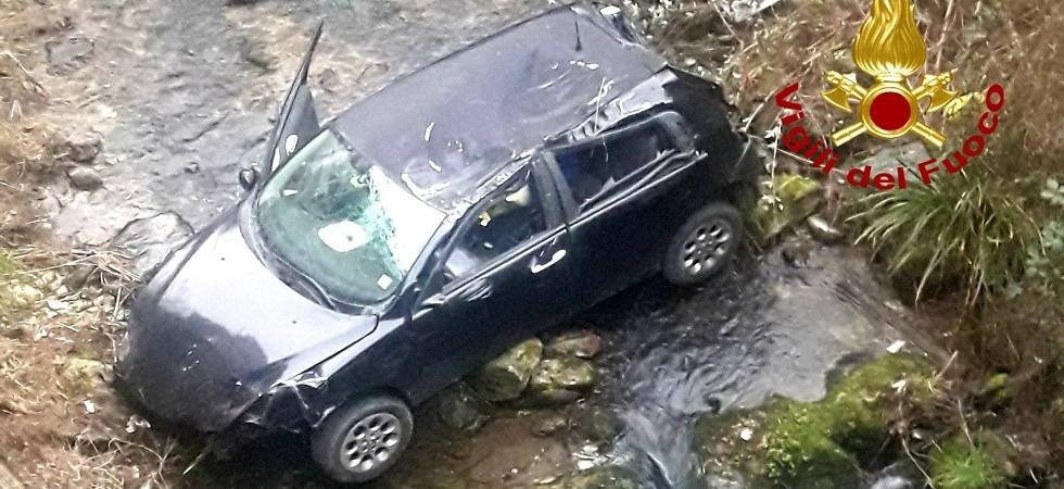 Finisce con l'auto nel greto del torrente dopo un salto di 10 metri: pauroso incidente all'alba a Valli del Pasubio